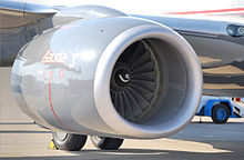 Un moteur sur un 737-800, montrant qu'il n'a pas la forme d'un cercle. Cette forme est surnommée la "poche à hamster".