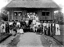 Sultan van Bima, Raja Naib, zittend in het midden van een groep.  
