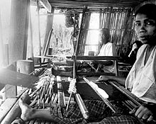 Mujer tejiendo en un telar en Majene, Sulawesi Occidental, Indonesia  