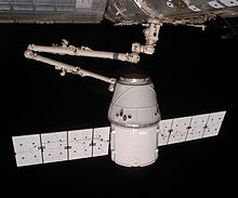Loď COTS 2 Dragon je pomocou ramena Canadarm2 pripevnená k ISS.