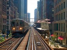 Een CTA Brown Line trein die het Madison/Wabash station in de Chicago Loop verlaat.  
