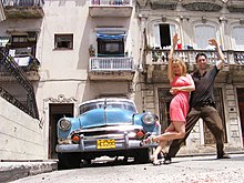 Volwassen paar dansende salsa in Cuba