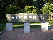 Placa de popa da USS Enterprise localizada em River Vale, New Jersey.