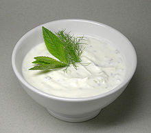 Cacık , een Turkse koude yoghurtsoort voor bij de borrel