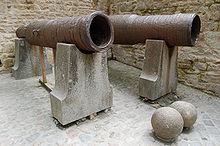 Kanonnen die Thomas Scalles op 17 juni 1434 in Mont-Saint-Michel heeft achtergelaten. Op dit moment (juni 2013) wordt alleen het tweede kanon, dat dichter bij de muur staat, getoond. Het is binnen de ingang van de buitenmuur van de berg.