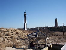 Den nyere fyrstation og det gamle fyrtårn ved Cape Henry