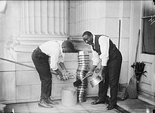 Deux nettoyeurs nettoyant le bâtiment du Capitole américain, 1914