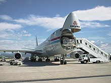 "Cargolux 747-400F" su atidarytomis krovinių skyriaus durimis.