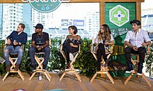Hovedrollerne diskuterer uden for Petco Park under San Diego Comic-Con 2016. Fra venstre: Dacre Montgomery, RJ Cyler, Naomi Scott, Becky G og Ludi Lin.