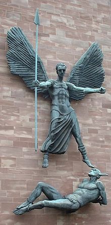 Zwycięstwo św. Michała nad diabłem , rzeźba Sir Jacoba Epsteina na ścianie katedry.