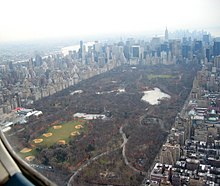Central Park v New Yorku (pohled na jih, od středu parku k Empire State Building nahoře).  
