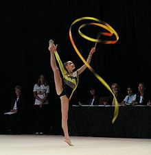 Dominika Červenková (Česká republika) předvádí sestavu se stuhou na Světových hrách 2005.
