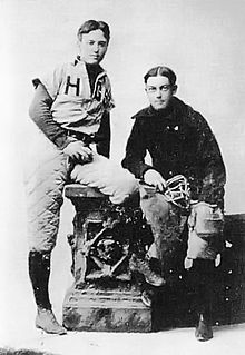 Charles Ives, till vänster, kapten för baseballlaget och kastare för Hopkins Grammar School.