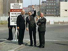 Von Weizsäcker met de Amerikaanse president Ronald Reagan en de voormalige Duitse bondskanselier Helmut Schmidt, 1985