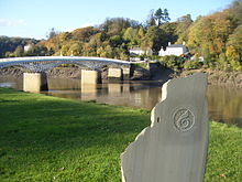 La pietra a Chepstow che segna l'estremità meridionale del Wales Coast Path, con il logo "dragon shell" del sentiero