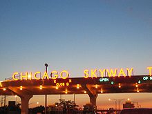 Vista nocturna das cabines de portagem da Chicago Skyway à entrada dos limites sul da cidade de Chicago