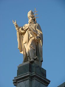 Statua di Papa Silvestro I davanti a una chiesa di Pisa. Era il vescovo di Roma 314-335