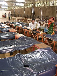 Kolerasairaala Dhakassa, jossa on tyypillisiä "kolerasänkyjä", jotka on helppo desinfioida.  