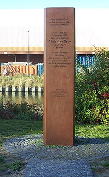 Паметник, издигнат през 2003 г. на канала Бриц в берлинския квартал Трептов-Кьопеник