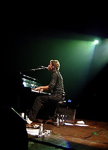 Chris Martin speelt "Trouble" op zijn piano tijdens een concert in Brazilië, februari 2007