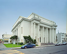 Sediul Internet Archive din San Fransico, California. Clădirea este o fostă Biserică a Științei Creștine.
