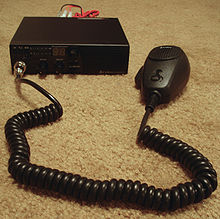 Um rádio CB móvel com microfone