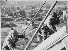 Funcionários da Administração de Obras Civis limpando e pintando a cúpula de ouro do Capitólio do Estado do Colorado (1934)