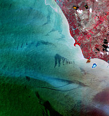 Imagem de cores falsas para mostrar a poluição do lago: As manchas escuras na área azulada são derramamentos de óleo