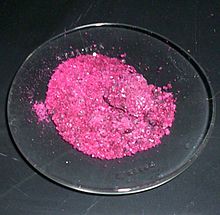 Kobolt(II)kloridhexahydrat (med sex vattenmolekyler bundna).  