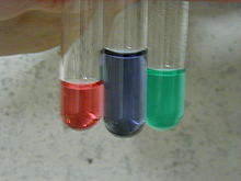 Kobolt(II)klorid reagerade med saltsyra. Den rosa formen är bara koboltklorid. Den blå formen är den färg som den ger med lite saltsyra. Den gröna formen är koboltklorid som reagerat med mycket saltsyra.  