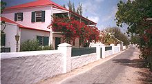 Uma rua em Cockburn Town, a capital das Ilhas Turks e Caicos