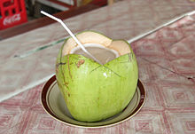 Eine Kokosnuss, mit Kokosnusswasser darin