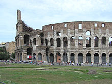 Utsidan av Colosseum, som visar vad som är kvar av ytterväggen (till vänster) och den nästan fullständiga innerväggen (till höger).  