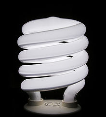 Uma lâmpada fluorescente compacta, que tem sido popular entre os consumidores norte-americanos desde sua introdução em meados dos anos 90.