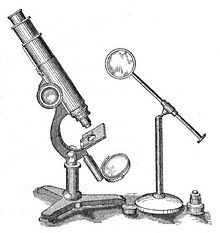Premier microscope à lumière monoculaire.