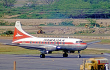Convair 640 turbopropulsor de linha aérea do Havaí em Honolulu em 1971. A companhia aérea operou a Convair de 1952 até 1974.