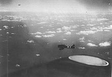 Japanse duikbommenwerpers koersen op 7 mei naar de gemelde positie van Amerikaanse vliegdekschepen.  