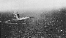 Neosho (nahoře uprostřed) hoří a pomalu se potápí po útoku japonských střemhlavých bombardérů.