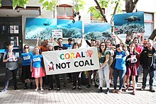 Protestare contro i danni alla Grande Barriera Corallina causati dal cambiamento climatico in Australia