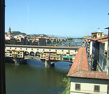 El Corredor de Vasari atraviesa el Ponte Vecchio.  