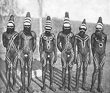 Fotografia degli uomini Arrernte dell'Australia centrale in un Corroboree nel 1900.