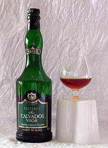 En flaska och ett glas Calvados  