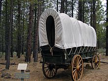 La maggior parte dei viaggiatori usava carri coperti come questa replica per viaggiare sul Sentiero