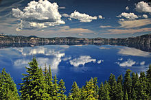 蔚蓝的火山口湖水清澈见底。