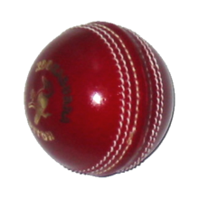 Krikettipallo, jossa näkyy ommeltu sauma.  