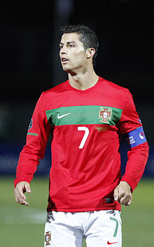 Cristiano Ronaldo som anfører for Portugal i 2010. Ronaldo blev Portugals anfører i 2007.  
