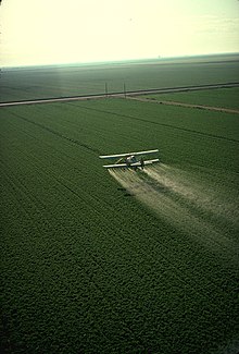 Een speciaal ontworpen vliegtuig dat pesticiden boven een veld sproeit