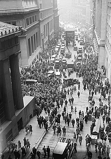 A multidão se reúne em Wall Street após o acidente de 1929.