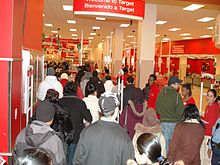 Persone in attesa fuori da un negozio Target durante il Black Friday