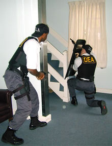 Deux agents de la DEA en formation